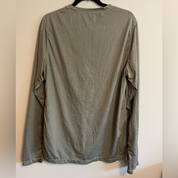 #33- VUORI-Long Sleeve Tradewind Performance Tee - Picture 2 of 3